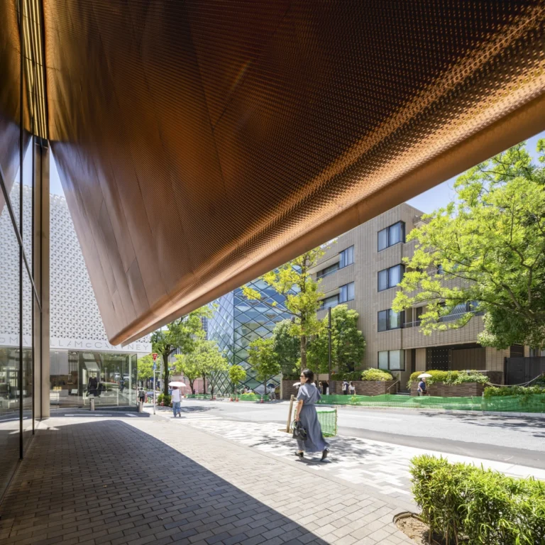 Internationally recognized architectural imagery – UAE and Japan focus.