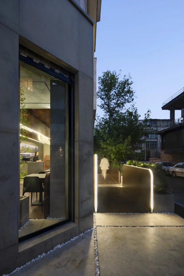 photograph by Deed, award-winning international Dubai- and GCC-based photographer, capturing the spatial atmosphere of Cafe Honar in Iran, designed by Ojan Salimi.